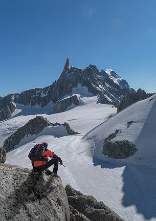 Hiker enjoying scenery, Chamonix-Mont-Blanc, Rhone-Alpes, France Foto de stock - Royalty Free Premium, Número: 649-09212921