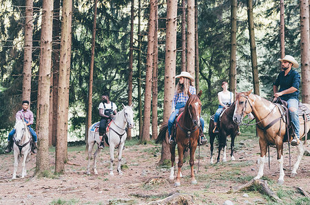 Five young adults horse riding in forest,  Primaluna, Trentino-Alto Adige, Italy Foto de stock - Sin royalties Premium, Código: 649-09213003