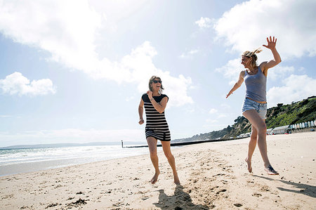 simsearch:649-08307271,k - Sisters enjoying themselves on beach Stock Photo - Premium Royalty-Free, Code: 649-09213326