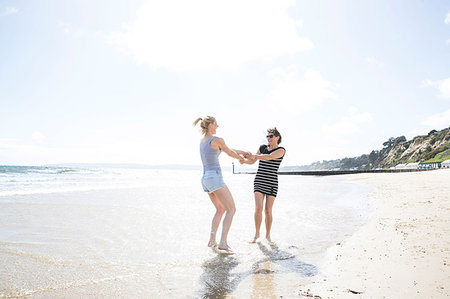 simsearch:649-08307271,k - Sisters enjoying themselves on beach Stock Photo - Premium Royalty-Free, Code: 649-09213328