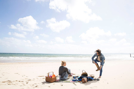 summertime picnic with family in the beach - Sisters leaving after picnic on beach Stock Photo - Premium Royalty-Free, Code: 649-09213323