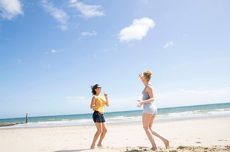 simsearch:649-08543983,k - Sisters enjoying themselves on beach Stock Photo - Premium Royalty-Free, Code: 649-09213334