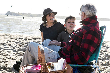 simsearch:649-07436856,k - Senior adult man with daughter and grandson enjoying beach Foto de stock - Royalty Free Premium, Número: 649-09213347