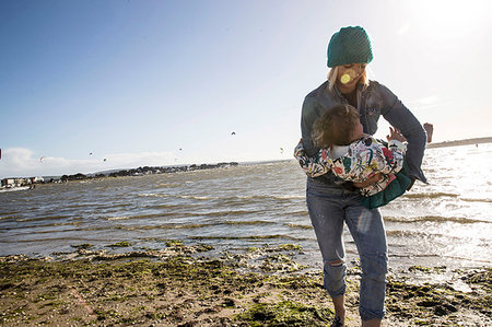 simsearch:649-07280358,k - Mother and toddler girl on beach Foto de stock - Royalty Free Premium, Número: 649-09213361