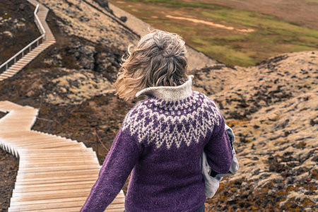 simsearch:649-09277834,k - Woman walking around Grabrok volcano, Iceland Foto de stock - Royalty Free Premium, Número: 649-09213548