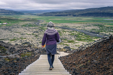 simsearch:649-09277834,k - Woman walking around Grabrok volcano, Iceland Foto de stock - Royalty Free Premium, Número: 649-09213550