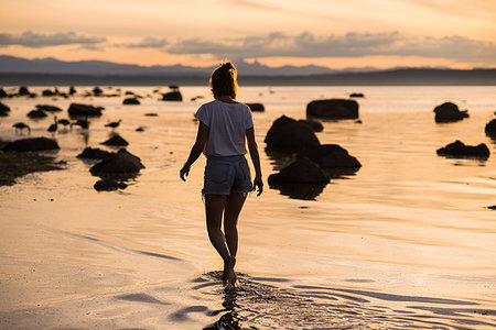 simsearch:649-09213591,k - Young woman ankle deep in water at sunset, Quadra Island, Campbell River, Canada Stockbilder - Premium RF Lizenzfrei, Bildnummer: 649-09213587