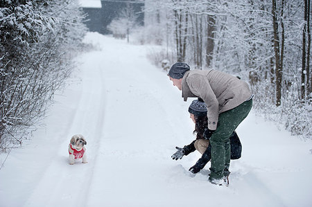 simsearch:649-09250236,k - Young couple playing with dog in snow covered forest, Ontario, Canada Foto de stock - Sin royalties Premium, Código: 649-09213697