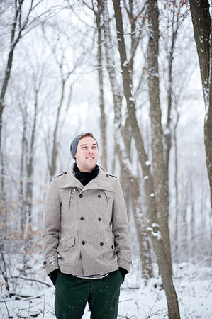 Young man standing in snow covered forest, Ontario, Canada Foto de stock - Sin royalties Premium, Código: 649-09213691