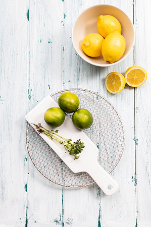 simsearch:649-08180659,k - Bowl of lemons with limes on chopping board, still life, overhead view Foto de stock - Royalty Free Premium, Número: 649-09213708