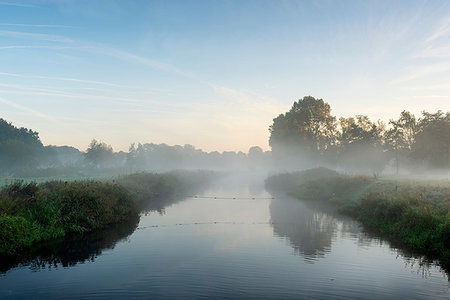 simsearch:649-08824842,k - River Mark in early morning mist, Netherlands Fotografie stock - Premium Royalty-Free, Codice: 649-09230114