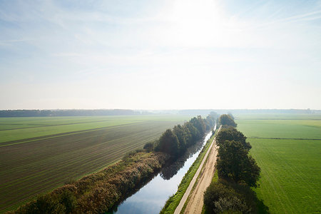 drenthe - Canal cutting through field landscape, elevated view, Netherlands Foto de stock - Royalty Free Premium, Número: 649-09230111