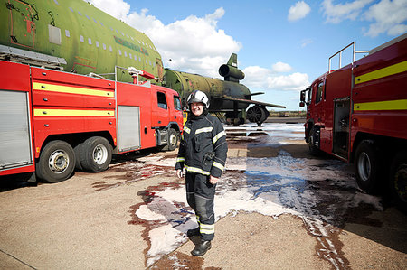 Fire training, fireman by fire engines at training facility, portrait Photographie de stock - Premium Libres de Droits, Code: 649-09230208