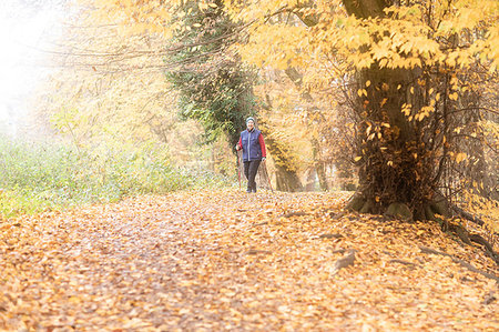 simsearch:649-08060114,k - Senior woman nordic walking in park Foto de stock - Sin royalties Premium, Código: 649-09230452