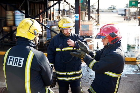 firefighters spray water - Firemen in discussion in training centre, Darlington, UK Photographie de stock - Premium Libres de Droits, Code: 649-09230487