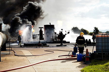 simsearch:659-06184165,k - Firemen training to put out fire on burning tanks, Darlington, UK Stockbilder - Premium RF Lizenzfrei, Bildnummer: 649-09230488