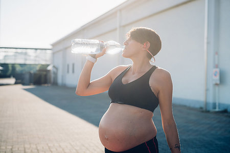 pregnant crop tops - Pregnant woman having drink during workout Stock Photo - Premium Royalty-Free, Code: 649-09230605