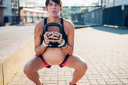 pregnant crop tops - Pregnant woman using kettlebell outdoors Stock Photo - Premium Royalty-Free, Code: 649-09230611