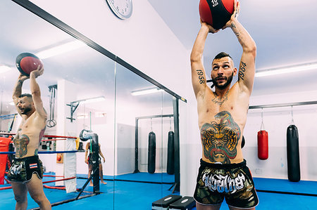 Man working out using exercise balls Foto de stock - Sin royalties Premium, Código: 649-09230694