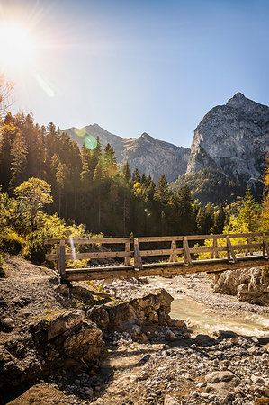 simsearch:6122-07705813,k - Bridge over river, Karwendel region, Hinterriss, Tirol, Austria Foto de stock - Sin royalties Premium, Código: 649-09230782