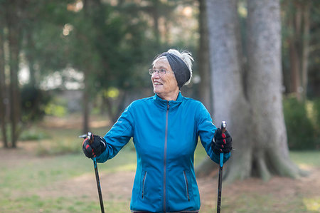 simsearch:649-09230863,k - Senior woman nordic walking in park Fotografie stock - Premium Royalty-Free, Codice: 649-09230837