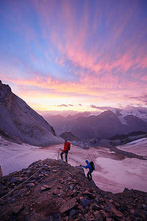 simsearch:841-07205216,k - Hikers climbing rock at sunset, Mont Cervin, Matterhorn, Valais, Switzerland Foto de stock - Sin royalties Premium, Código: 649-09230922