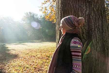 simsearch:649-07279674,k - Woman leaning against tree in park, Strandbad, Mannheim, Germany Stockbilder - Premium RF Lizenzfrei, Bildnummer: 649-09245695