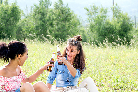 simsearch:649-09182214,k - Friends enjoying picnic Stockbilder - Premium RF Lizenzfrei, Bildnummer: 649-09245743