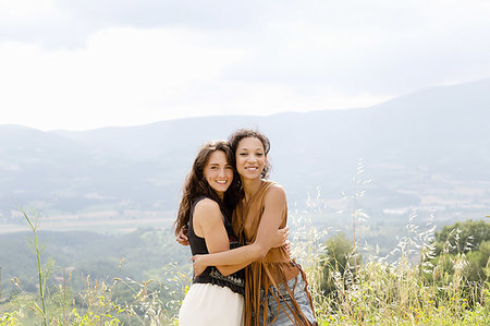 simsearch:649-09245750,k - Friends hugging on hilltop, Città della Pieve, Umbria, Italy Photographie de stock - Premium Libres de Droits, Code: 649-09245798