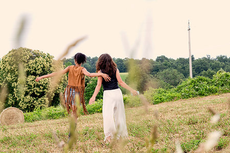 simsearch:649-09245747,k - Friends in field of hay bales, Città della Pieve, Umbria, Italy Foto de stock - Sin royalties Premium, Código: 649-09245791