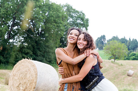 simsearch:649-09245747,k - Friends in field of hay bales, Città della Pieve, Umbria, Italy Foto de stock - Sin royalties Premium, Código: 649-09245792