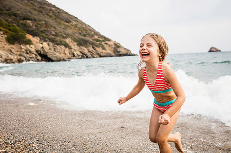 simsearch:649-08703382,k - Cute girl running on beach, Portoferraio, Tuscany, Italy Stock Photo - Premium Royalty-Free, Code: 649-09245865