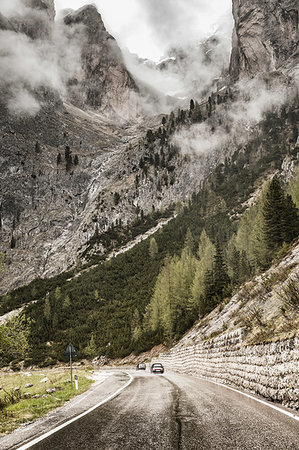 simsearch:614-09159712,k - Landscape with mountain valley road and low cloud, Sankt Ulrich am Pillersee, Tyrol, Austria Photographie de stock - Premium Libres de Droits, Code: 649-09245889