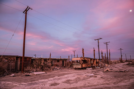 desséché - Abandoned caravans and debris, Salton Sea Beach, California, USA Foto de stock - Sin royalties Premium, Código: 649-09245898