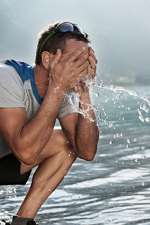 simsearch:622-02621616,k - Sportsman splashing water onto face Stockbilder - Premium RF Lizenzfrei, Bildnummer: 649-09245929