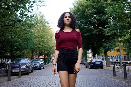 simsearch:632-03779469,k - Young woman in middle of street, Berlin, Germany Photographie de stock - Premium Libres de Droits, Code: 649-09246014
