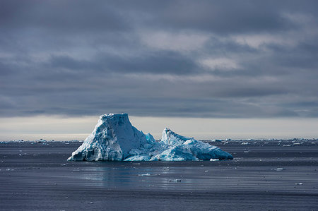 simsearch:649-09246172,k - Arctic ocean ice floe and iceberg, Erik Eriksenstretet strait separating Kong Karls Land from Nordaustlandet, Svalbard, Norway Foto de stock - Royalty Free Premium, Número: 649-09246215