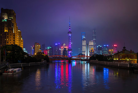 simsearch:649-08145402,k - Pudong skyline and Waibaidu Bridge over Huangpu river  at night, Shanghai, China Foto de stock - Sin royalties Premium, Código: 649-09246284