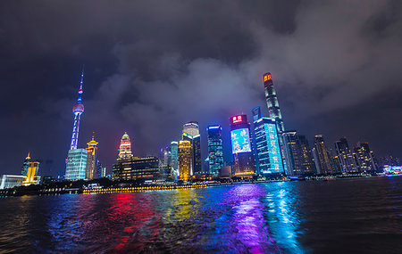 simsearch:649-07905096,k - Pudong skyline with Oriental Pearl Tower at night, view from star ferry, Shanghai, China Photographie de stock - Premium Libres de Droits, Code: 649-09246291