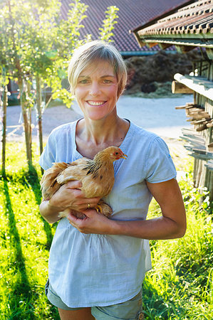 simsearch:614-06624865,k - Woman carrying hen in countryside, Sonthofen, Bayern, Germany Foto de stock - Sin royalties Premium, Código: 649-09246359