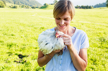 simsearch:649-06489153,k - Woman carrying rooster in countryside, Sonthofen, Bayern, Germany Foto de stock - Sin royalties Premium, Código: 649-09246363