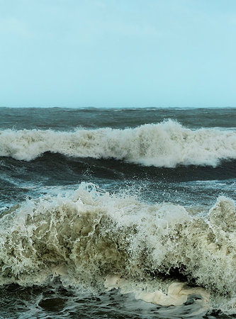 Large waves crashing on dutch shore on stormy day, Rotterdam, Zuid-Holland, Netherlands Stockbilder - Premium RF Lizenzfrei, Bildnummer: 649-09246380