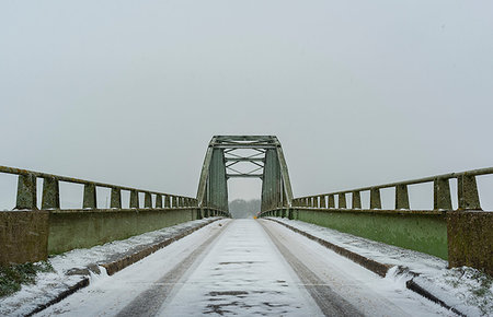 Steel bridge on snowy winter day, Waspik, Noord-Brabant, Netherlands Foto de stock - Sin royalties Premium, Código: 649-09246392