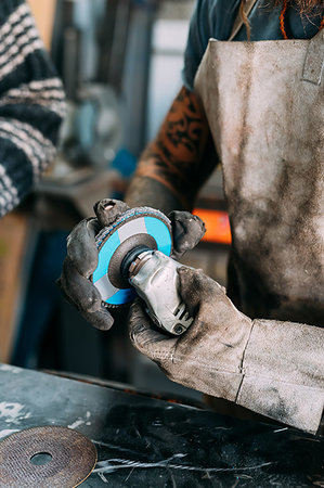 Axe maker using steel grinder in workshop Foto de stock - Sin royalties Premium, Código: 649-09246408