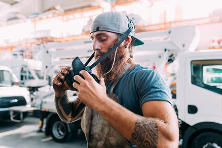 simsearch:649-09246429,k - Axe maker putting on mask in workshop Foto de stock - Royalty Free Premium, Número: 649-09246438