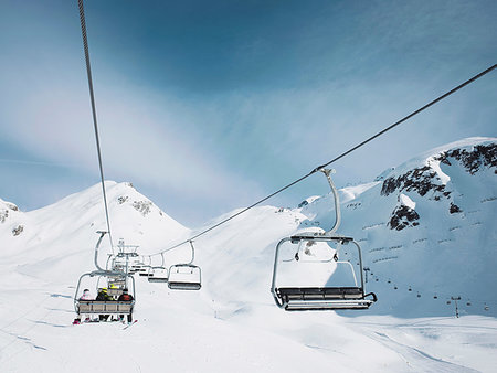 simsearch:6102-08120443,k - Ski lift in snow covered mountain landscape,  Alpe Ciamporino, Piemonte, Italy Foto de stock - Sin royalties Premium, Código: 649-09246579