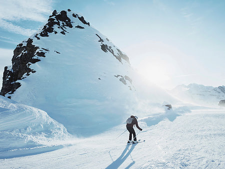 simsearch:649-08118770,k - Young female skier skiing in snow covered landscape,  Alpe Ciamporino, Piemonte, Italy Photographie de stock - Premium Libres de Droits, Code: 649-09246586