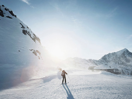 simsearch:649-08118770,k - Young female skier skiing in sunlit snow covered landscape,  Alpe Ciamporino, Piemonte, Italy Stockbilder - Premium RF Lizenzfrei, Bildnummer: 649-09246587