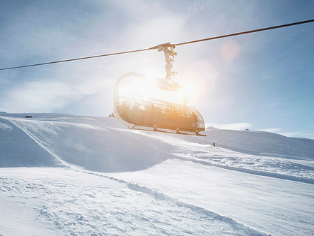 simsearch:614-09110951,k - Sunlit ski lift in snow covered mountain landscape,  Alpe Ciamporino, Piemonte, Italy Photographie de stock - Premium Libres de Droits, Code: 649-09246583
