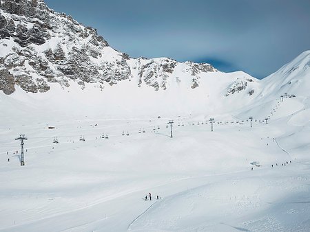 simsearch:6102-08120443,k - Ski lift in snow covered mountain valley landscape,  Alpe Ciamporino, Piemonte, Italy Foto de stock - Sin royalties Premium, Código: 649-09246590